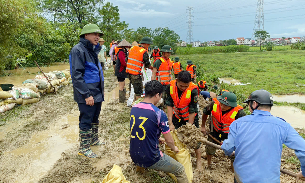 Hiệp Hòa: Khắc phục, xử lý kịp thời sự cố đê, di dời người dân vùng lụt đến nơi an toàn